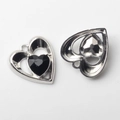Détail du pendentif cœur en argent avec cristal noir et dos évidé pour bijoux DIY - Noir & Argent