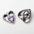 Détail macro du pendentif cœur avec zircon violet et monture en alliage ton argent - Argent Violet