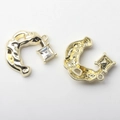 Detail of C-shaped gold-plated alloy pendant with square zircon and wave texture - Transparent with Gold Base