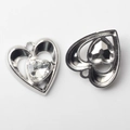 Vue détaillée de pendentifs cœur argentés avec cristal facetté pour création de bijoux - Blanc Argenté