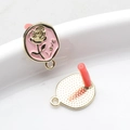 Detailansicht der rosa Emaille-Rosenohrringe mit Love-Schriftzug und Gold-Textur - Gold-Rosa