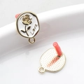 Makroaufnahme ovaler Rosenanhänger mit weißem Emaille und Love-Gravur für DIY - Gold-Weiß