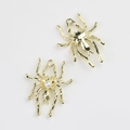 Dettaglio dei ciondoli a ragno dorati con perla per creazione di gioielli fai-da-te - Base dorata perla