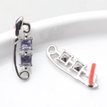 Macro di orecchini a spilla da balia argentati con zirconi viola di forma quadrata - Base Argento-Strass Viola