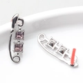Dettaglio orecchini a graffetta in argento con cristalli viola su vassoio di ceramica - Base Argento Strass Rosa