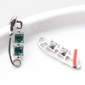 Dettaglio di orecchini a graffetta argento con strass verdi su un piatto bianco - Base Argento-Strass Verde