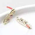 Dettaglio del ciondolo a forma di graffetta placcato oro con cristalli quadrati rosa viola - Base Oro Strass Rosa