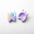 Vorder- und Rückansicht der lila Monster-Anhänger aus Legierung für DIY-Schmuck - Lavendel