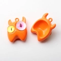 Detailansicht der hohlen Rückseite und glänzenden orangen Monster-Anhänger - Orange