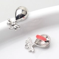 Macro-weergave van zilveren strik-bedeltjes met strass voor het maken van DIY-sieraden en oorbellen - Strass Zilver