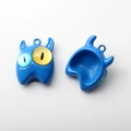 Detailansicht der Vorder- und Rückseite eines blauen kleinen Monster-Anhängers aus Legierung - Königsblau