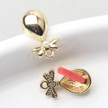 Detail van goudkleurige ballon oorbellen met parels en strikjes voor DIY sieraden - Gouden Parel