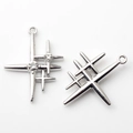 Vue macro de pendentifs étoile argentés avec incrustation de cristal et anneaux - Style Strass (Argent)