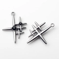 Gros plan de pendentifs étoile en croix argentés avec gemmes noires et anneaux de suspension - Style Zircon Noir (Argent)