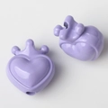 Macro-opname van paarse hart-kroon hanger met rijggat voor DIY-sieraden maken - Paars