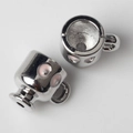 Nahaufnahme silberner Weinglas-Anhänger mit rosa Emaille für DIY-Schmuckherstellung - Silber Rosa
