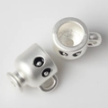 Makro-Detail von Legierungs-Weinbecher-Anhängern mit Augen-Design für DIY-Schmuck - Weiße Basis Schwarz