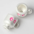 Detailansicht der perlsilbernen Kaffeetassen-Anhänger mit rosa Emaille für DIY-Schmuck - Weiß Rosa