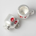 Details von matten silbernen Weinbecher-Anhängern mit roter Emaille für DIY-Schmuck - Weiß mit Rot