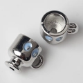 Makroansicht der silbernen Evil-Eye-Anhänger mit Bodenlöchern für DIY-Schmuck - Silberbasis Blau
