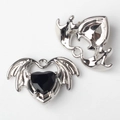 Makroaufnahme von Herz-Flügel-Anhängern aus Silberlegierung mit schwarzem Strassstein - Silber Schwarzer Zirkonia