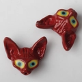 Détail macro d'un pendentif renard en céramique rouge avec yeux bleus pour bijoux - Rouge Brun