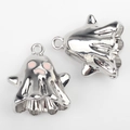 Makro-Detail von Geister-Anhängern mit rosa Emaille-Augen für die DIY-Schmuckherstellung - Silber