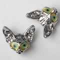 Vue détaillée des pendentifs de chat sphinx en argent avec yeux en émail jaune et bleu - Argent