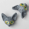 Détail macro du pendentif chat Sphinx avec émail gris foncé et yeux bleu et jaune - Gris