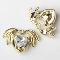 Makroansicht von herzförmigem Flügel-Anhänger mit klarem Edelstein für DIY-Schmuck - Gold Weiß Zirkonia