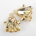 Makroansicht goldener Halloween Geist-Anhänger mit pinker Emaille für DIY-Schmuck - Gold
