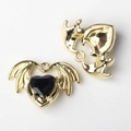 Makroaufnahme von Herzanhänger mit Fledermausflügeln und schwarzem Stein für DIY Schmuck - Gold Schwarz Zirkonia