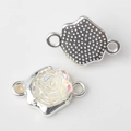 Makro-Detail von Legierungs-Rosen-Verbindern mit schillerndem Finish für DIY-Schmuck - Weiß