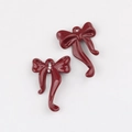Detalle de colgantes de lazo en esmalte rojo oscuro con diamantes para joyería DIY - Burdeos