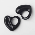 Detailansicht von zwei polierten schwarzen Herzanhängern aus Legierung für DIY-Schmuck - Schwarz