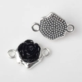 Makroaufnahme von schwarzen Rosen-Anhängern aus Legierung für DIY Armband und Halskette - Schwarz