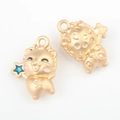 Detail von matten Gold-Katzenanhängern mit blauem Stern und rosa Wangen für DIY-Schmuck - Gelb-Grün
