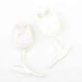 Makro-Detail des Tulpen-Anhängers mit rosa Zirkonia und DIY-Metallbasis aus Legierung - Rosa