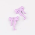 Detalle de dijes de lazo morado claro con pedrería para creación de joyas DIY - Lavanda