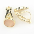 Detail von goldlegierten U-Clip-Ohrringen mit rosa Katzenaugenstein und Perlenrand - Hellrosa