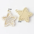 Makroansicht des goldenen Sternanhängers mit Perlen und Strass, Größe 21mm x 20mm - Perlenstern
