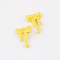 Primer plano de dijes de lazo amarillo con diamantes para bisutería artesanal - Amarillo
