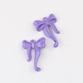 Detalle de colgantes de lazo morado con cristal para diseño de joyería artesanal - Lavanda