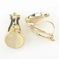 Detail von Gold-Clip-Ohrringen mit runden Opalen und feiner Perleneinfassung - Transparent