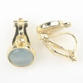 Detailansicht goldene Opal-Ohrclips mit Vintage-Perlenrand und praktischem Federverschluss - Grau