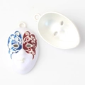 Detaillierte Nahaufnahme von bunten Masken-Anhängern für DIY-Schmuck mit Schmetterlingsdekor - Silber