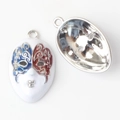 Vorder- und Rückseite des venezianischen Maskenanhängers mit Emaille und Silberfinish - Silber