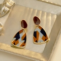 Boucles d'oreilles rétro géométriques avec émail rouge et motif léopard en tissu - Style Rouge Vin & Tissu (EH11135) / Tige en argent 925