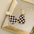 Boucles d'oreilles rétro à damier noir et blanc avec bordure dorée sur plateau - Style Blanc & Damier (EH11135) / Tige en argent 925