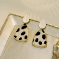 Boucles d'oreilles léopard avec cadres dorés et détails blancs en forme de goutte - Style Blanc & Léopard (EH11135) / Tige en argent 925